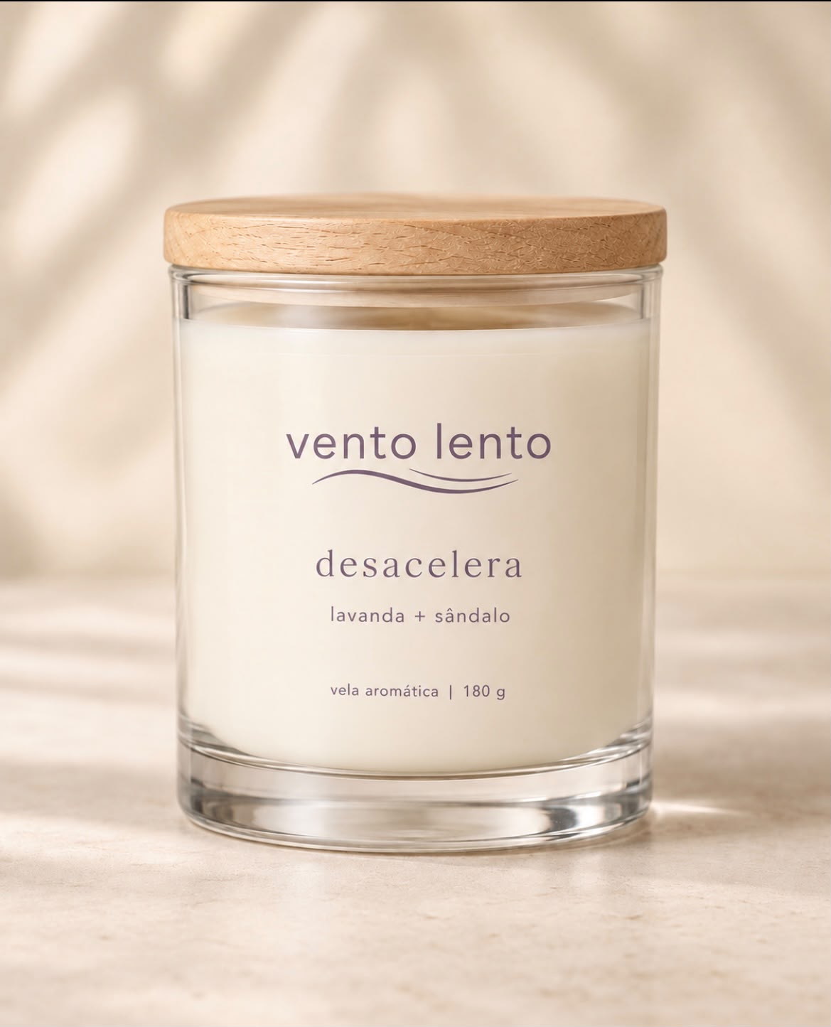 Vela Leve Bamboo em copo de vidro transparente com tampa de madeira clara